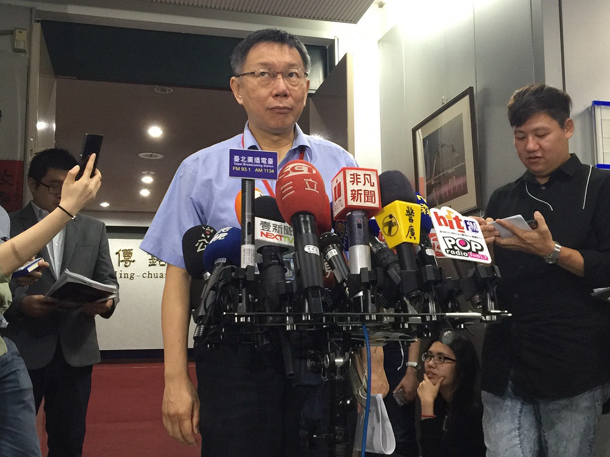 台北市長柯文哲9日上午出席里長座談會前受訪。圖：劉奕霆/攝
