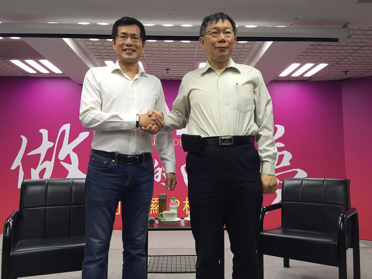 台北市長柯文哲29日上午前往新北市板橋區，和民進黨新北市黨部主委羅致政進行座談會。圖：劉奕霆/攝