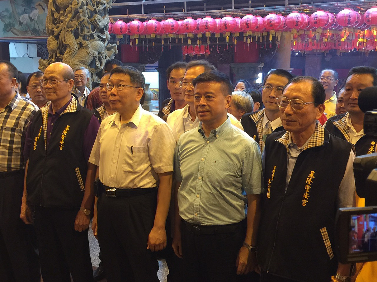 台北市長柯文哲8日下午在親民黨副秘書長劉文雄的陪同下，前往基隆市聖安宮參拜。圖：劉奕霆/攝