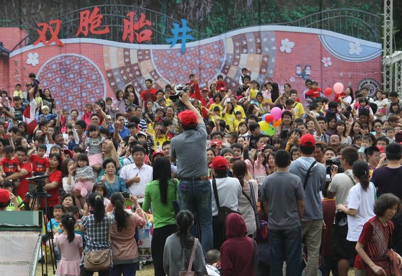寶山鄉今天國慶日邀集全國5百對雙胎到寶二水庫辦慶團圓活動，讓全體與會者渡過一個不一樣的國慶日。圖：陳權欣/攝
