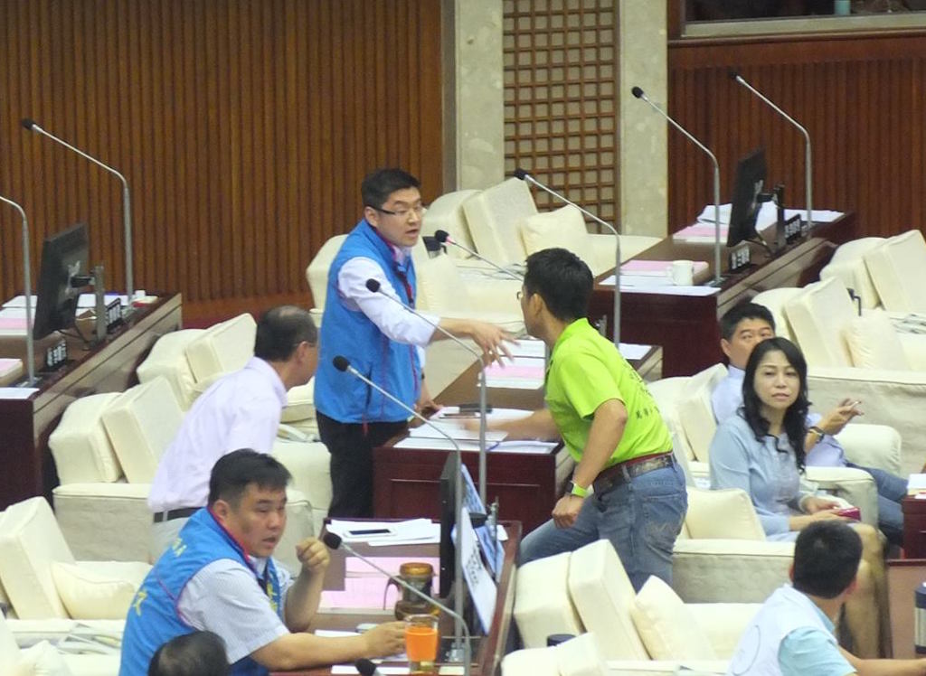 台北市國民黨籍議員徐弘庭日前在議會因諷刺台北市長柯文哲和悠遊卡公司董事長戴季全有「特殊性關係」，民進黨籍市議員童仲彥上前拍桌理論。圖：新頭殼資料照片