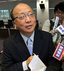 台中市長胡志強（前）18日出示文件說，台中市政府部分相關單位回覆民眾陳情案時，用詞八股或太過官僚，要求具體回覆，盡量使用白話文。圖片來源：中央社