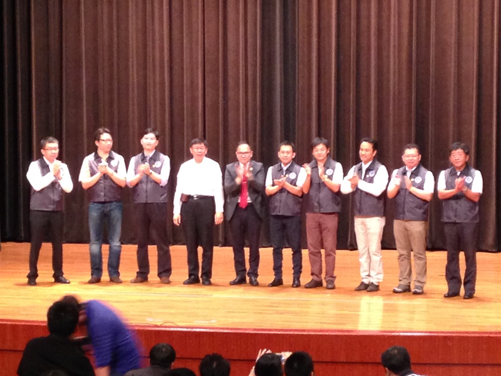 無黨籍台北市長參選人柯文哲今(26)日下午出席牙醫師後援會演講會，由前衛生署副署長陳時中帶領7院校的牙醫系校友會出席支持。圖：劉奕霆/攝