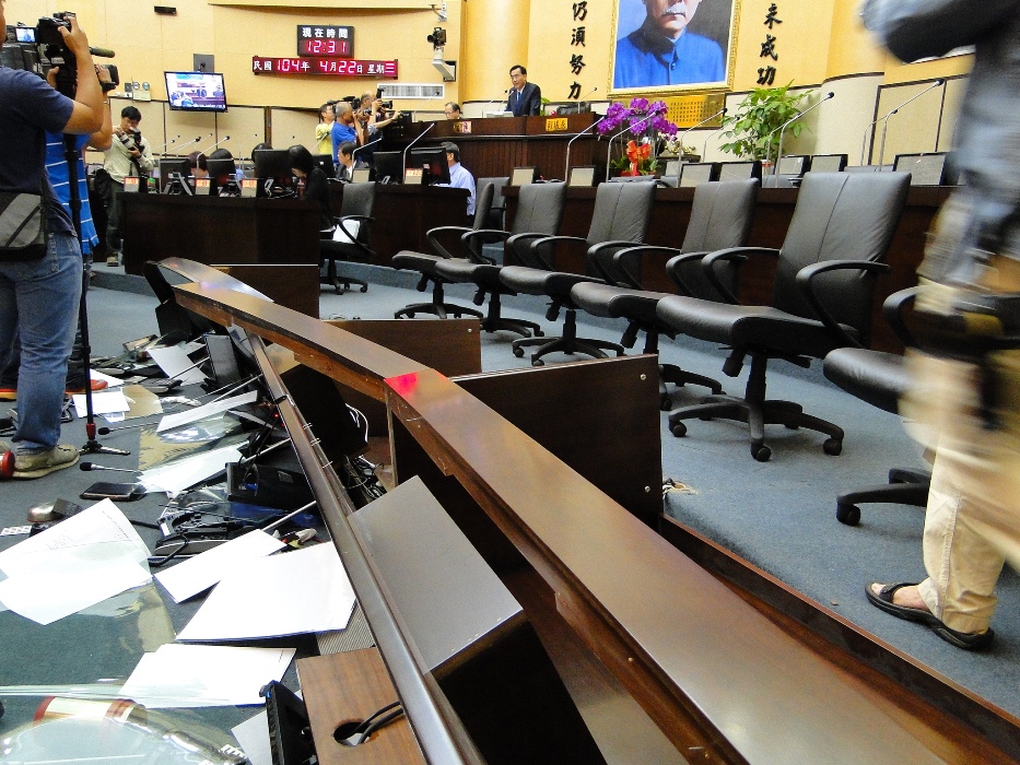 因不滿台南市長賴清德不進議會，還對議員進行反動員，讓定期大會開不成，無黨籍議員林阳乙憤而將議場內的市長席長桌推翻，主席李全教稍後宣布散會。圖：黃博郎/攝