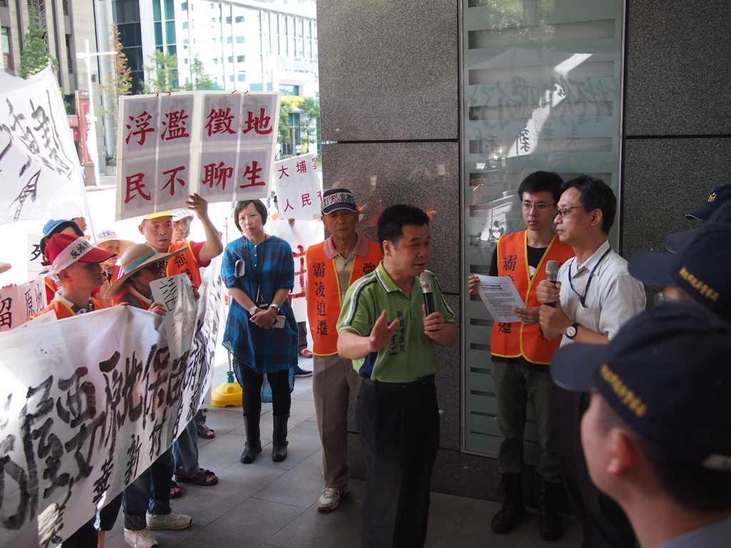 在新莊市議員鍾宏仁的居間協調下，出面的新北市城鄉發展局副局長張溫德，最後承諾3日內拿著擬定的解決方案，主動與居民做溝通協調，如果未經溝通，就不定案。圖:何星瑩/攝