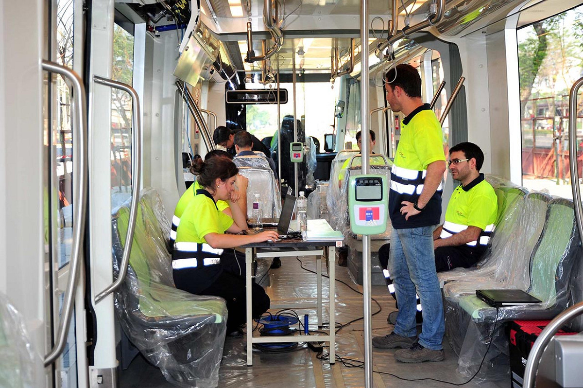 高雄輕軌列車今(22)首度進行線上動態測試，西班牙CAF團隊人員同時記錄各項測試數據，以確保列車穩定度與安全性，俾作為未來資訊蒐集與狀況研判。圖：高雄市政府提供。