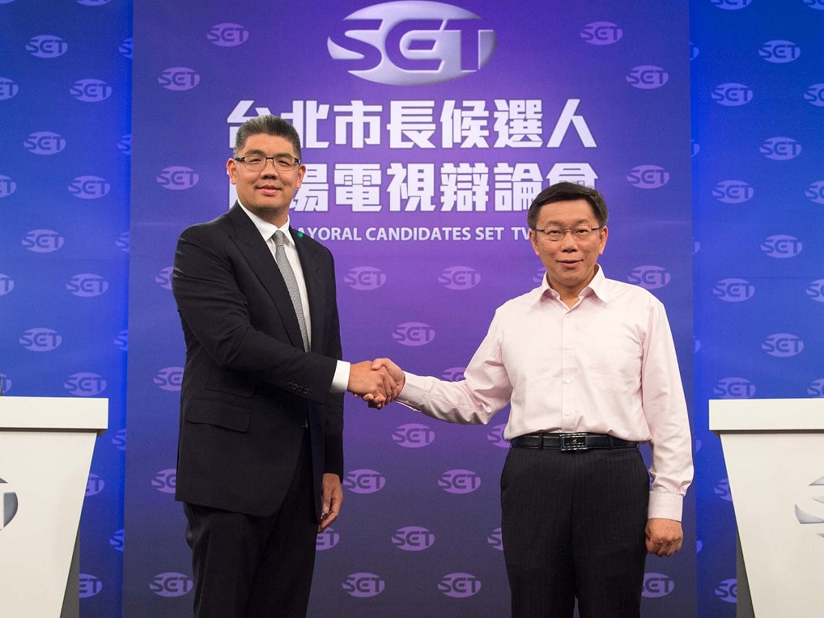 國民黨台北市長候選人連勝文和無黨籍台北市長候選人柯文哲的首場電視辯論今(7)晚登場，連柯兩人在第1階段申論結束後，進入第2階段的公民團體提問。圖：三立電視台提供。