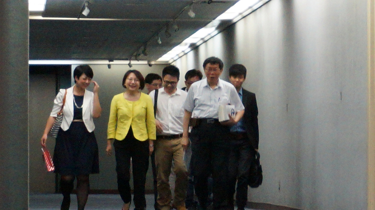 社會民主黨召集人范雲25日晚間帶著黨內其他台北市內各區立委參選人前往台北市政府，拜會台北市長柯文哲，圖為雙方會談後走出會議室畫面。圖：劉奕霆/攝