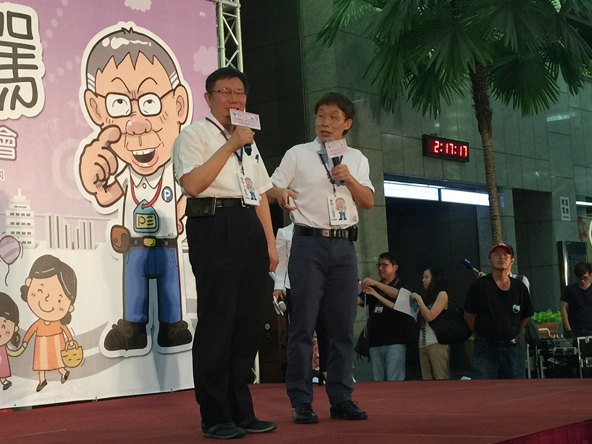 台北市長柯文哲13日下午出席「愛家人、不酒駕」公益悠遊卡捐贈記者會活動，現場也請來常模仿柯文哲的藝人郭子乾擔任嘉賓。圖：劉奕霆/攝