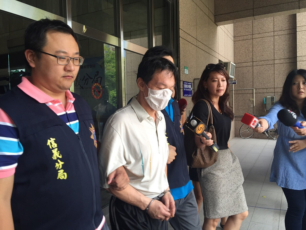 林姓嫌犯在信義分局製作完筆錄後步出分局時，面對媒體詢問不發一語。圖：劉奕霆/攝