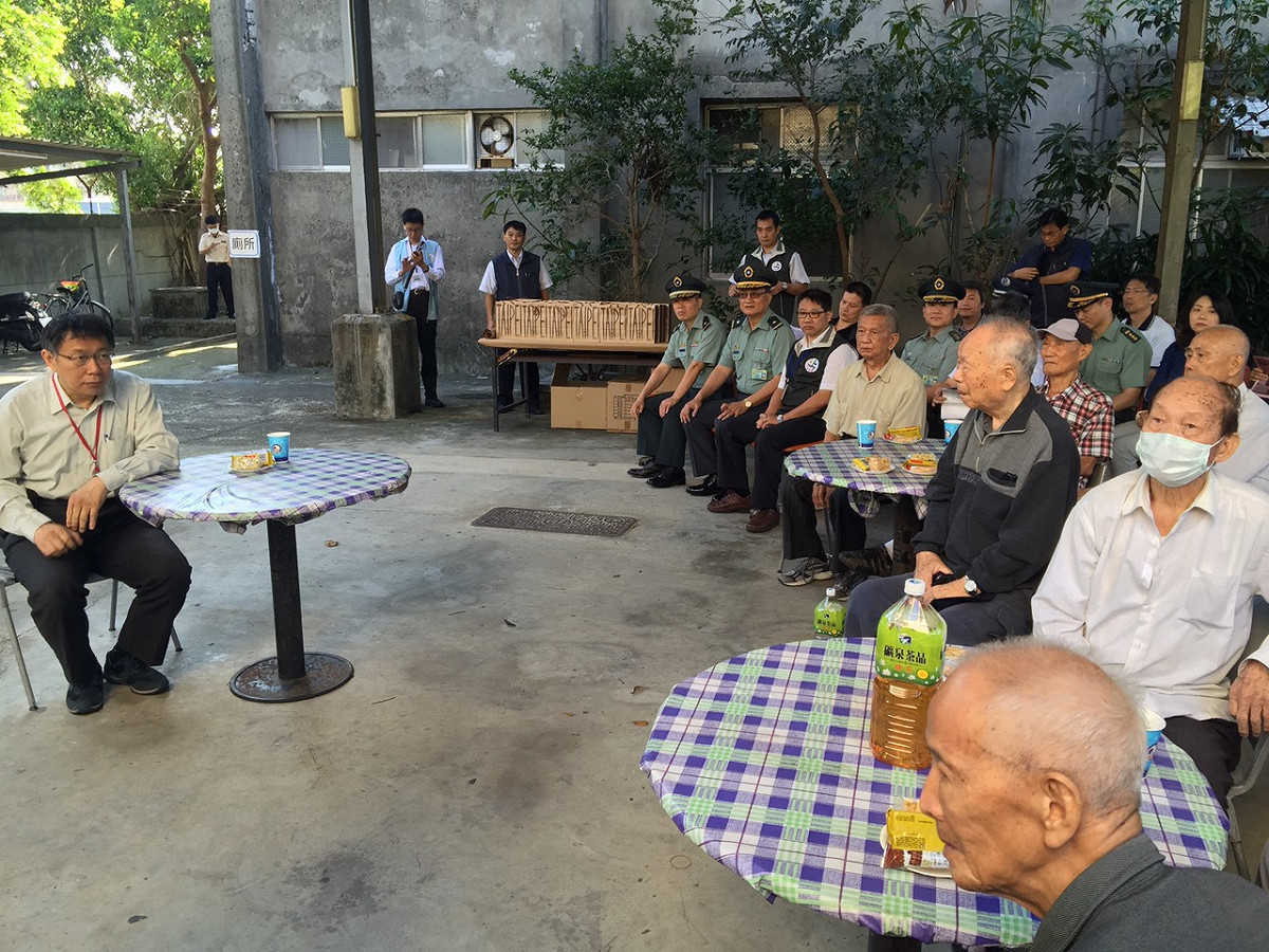 台北市長柯文哲14日下午前往位於吳興街的國軍單身退員宿舍。圖：劉奕霆/攝