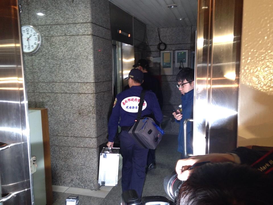 台北市刑警大隊派出2批現場勘察組，正在建國南路的辦公室調查中。圖：劉奕霆/攝