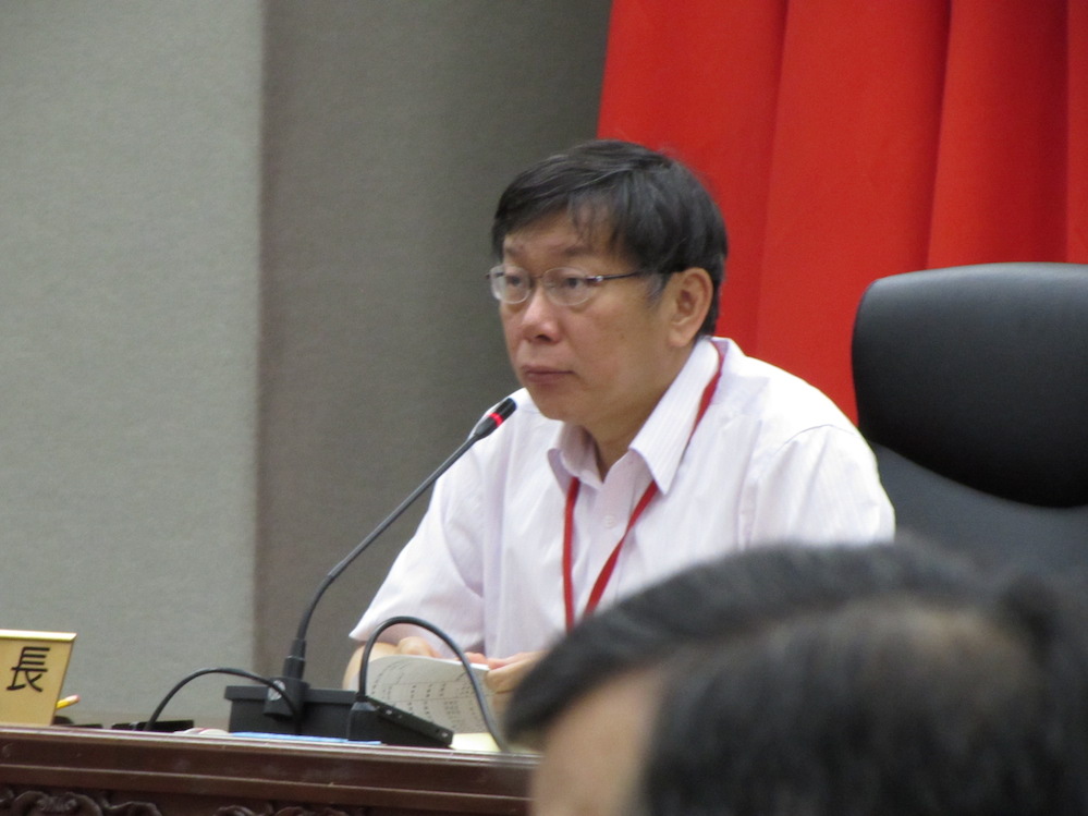 台北市長柯文哲24日否認北市府花4千萬元裝潢新辦公室，強調自己這麼節儉，怎麼會亂花錢。圖：邱珮文/攝