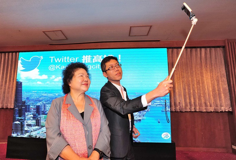 Twitter推高雄正式上線，高雄市長陳菊及新聞局長丁允恭玩起自拍，向國際行銷。圖：高雄市政府提供
