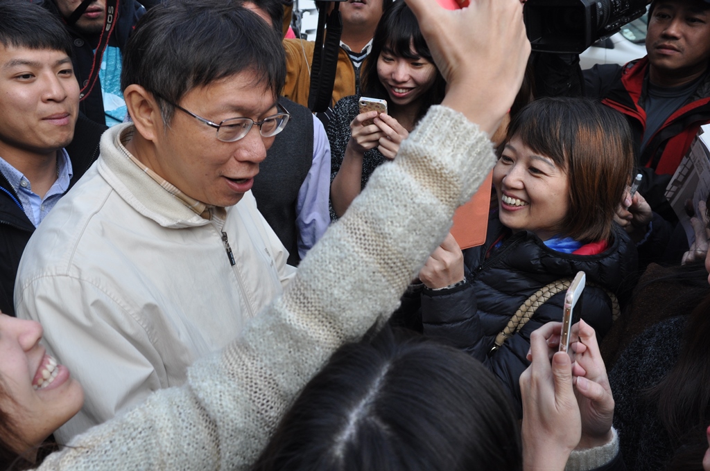 台北市長當選人柯文哲今(5)日下午前往基隆願景館拜會基隆市長當選人林右昌，柯文哲離開要上車前，場外早有不少粉絲要近距離和柯文哲握手、合照，場面非常熱鬧。圖：劉奕霆/攝