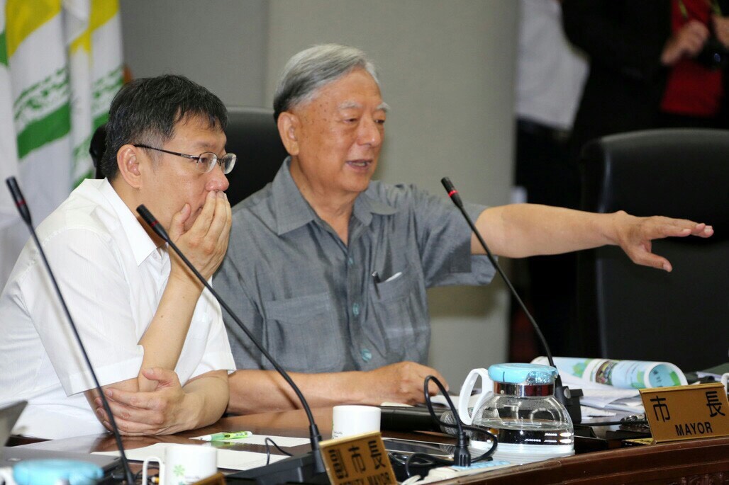 台北市長柯文哲19日於市政會議前請來前台北市長黃大洲（前排左），針對「田園城市」進行專題演講。圖：台北市政府提供