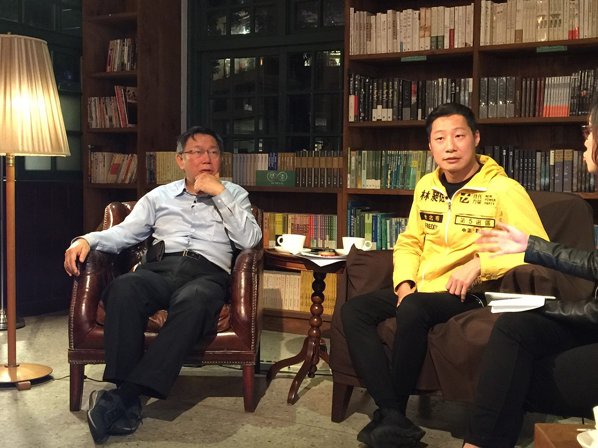 台北市長柯文哲18日晚間和民進黨推出的「首都改革陣線」中參選萬華區立委的時代力量候選人林昶佐進行「柯文哲夜問新國會系列專訪」。圖：劉奕霆/攝