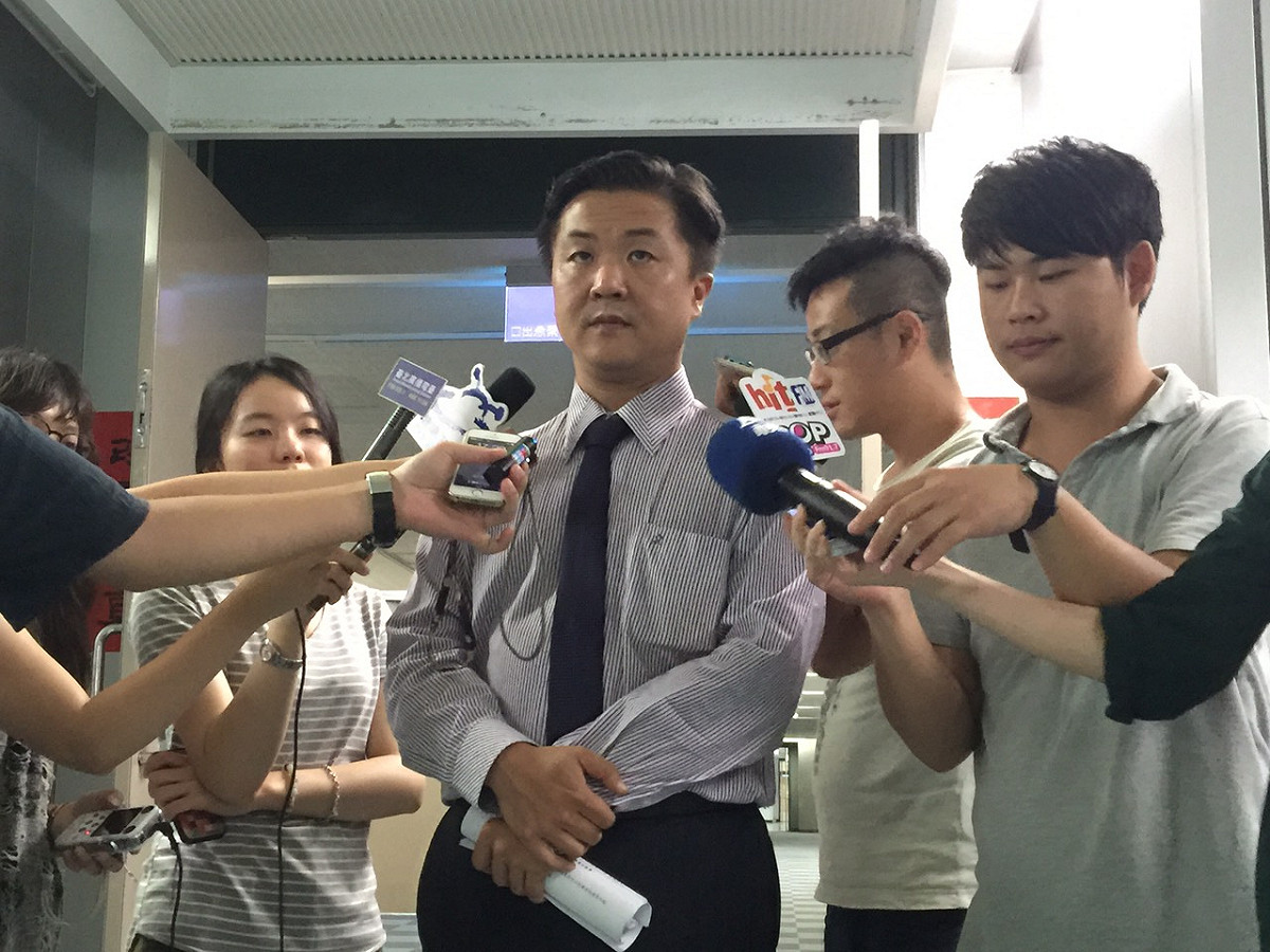 台北市廉政委員會6日下午開會，由於日前悠遊卡公司發行波多野結衣悠遊卡引發爭議，廉政委員呂秋遠會後表示，公關贈品未來要擬由政風處統一列冊管理。圖：劉奕霆/攝