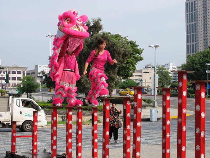「2011高雄風雲戲獅甲」獅王大賽將在11/5、6登場，高雄市立歷史博物館今（26）邀請今年獲得中華盃第一名，也是去年獅王大賽第二名的基隆長興呂師父龍獅團中全國唯一女舞獅選手到場，講解高樁舞獅觀賞重點。照片來源：胡宏志攝