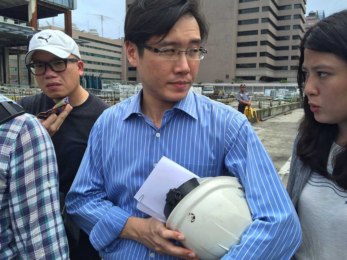 針對大巨蛋屋頂鐵皮因為蘇迪勒颱風遭到吹落，台北市都發局長林洲民9日上午和遠雄代表召開「大巨蛋工地安全會議」。會後公共事務室經理楊舜欽受訪時表示，會立刻將被吹落和未固定的臨時工作平台卸落，盡快讓交通管制解除。圖：劉奕霆/攝