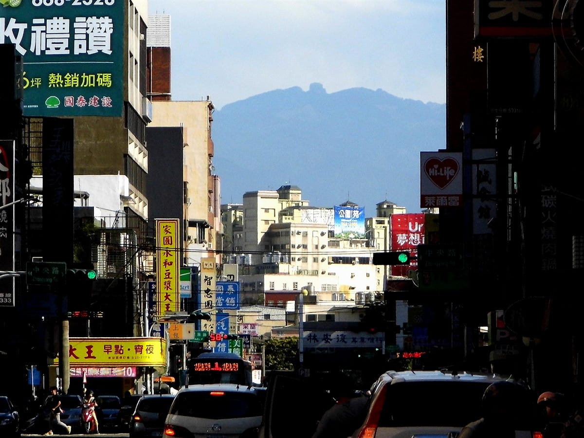 新竹市最熱鬧的民生路往山區看，大霸尖山竟然在你正前方。圖1/2：陳權欣/攝