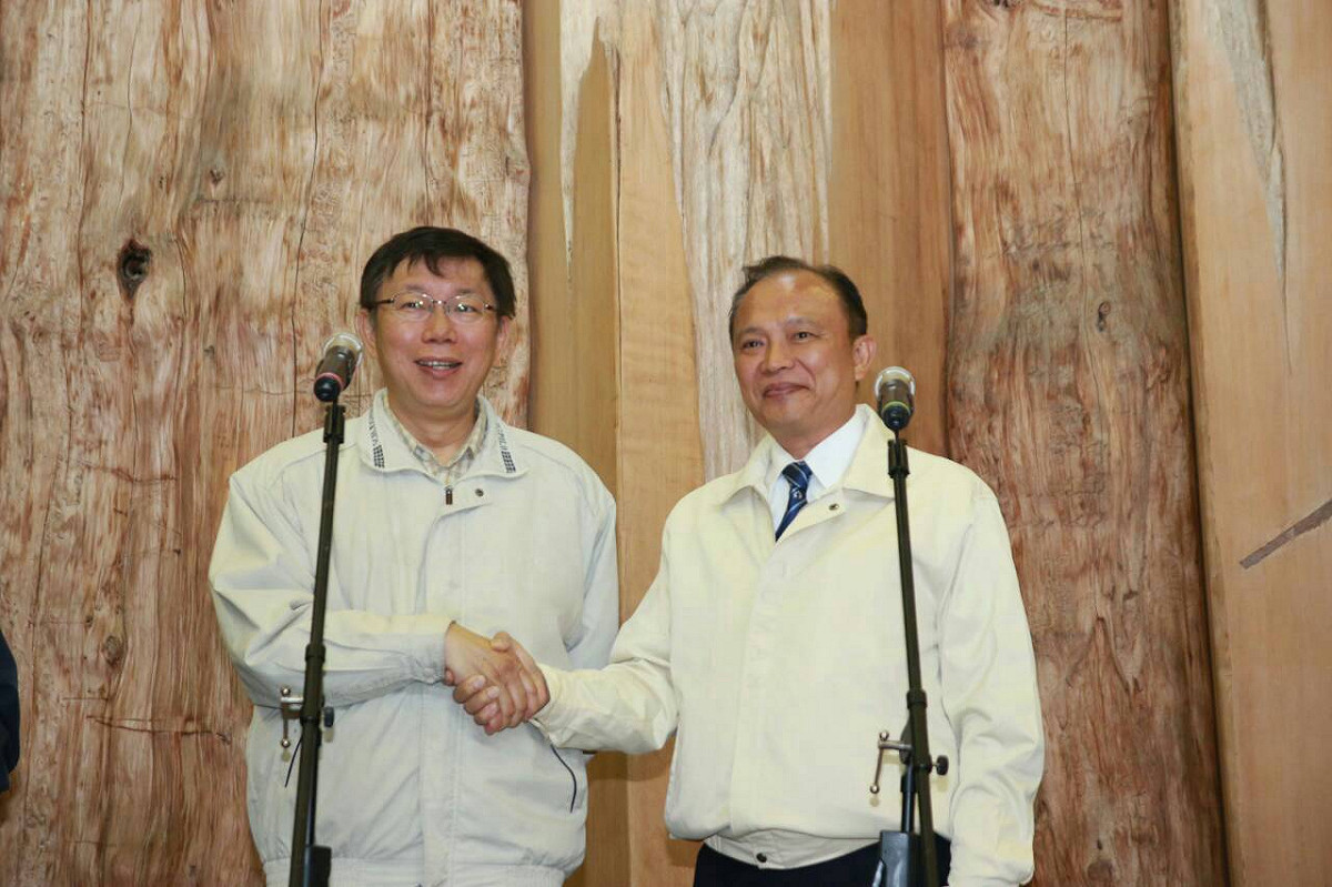 台北市長當選人柯文哲今(7)天拜會宜蘭縣長林聰賢，會前兩人先接受媒體拍照。圖：柯文哲辦公室提供