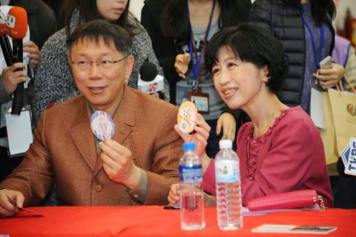據《風傳媒》報導，有藍營大老不滿台北市長柯文哲查大巨蛋案，建議總統馬英九要求柯以體檢巨蛋的相同標準，在柯居住的大樓裡模擬安檢一次，若不符就拆除。柯文哲太太陳佩琪3日在臉書發文力挺柯，並且酸了國民黨一頓。圖：翻攝自陳佩琪臉書