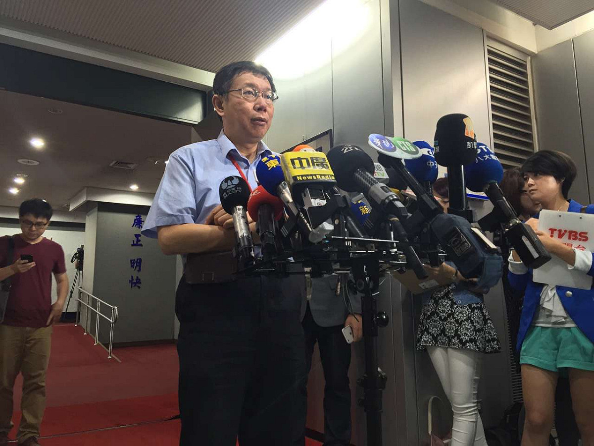 台北市長柯文哲12日上午出席里長座談會前受訪。圖：劉奕霆/攝