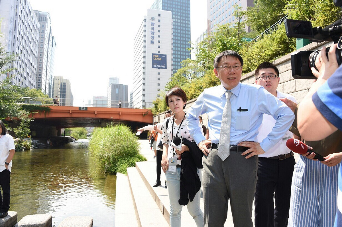 台北市長柯文哲15日參觀首爾清溪川。圖：台北市政府提供