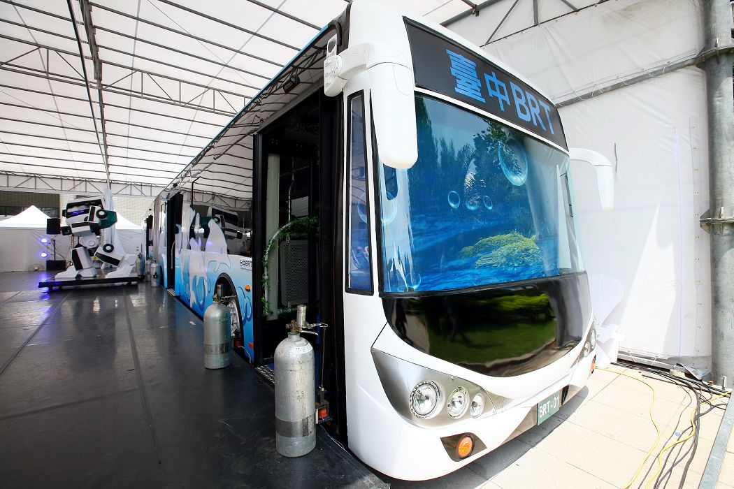 交通局展示的BRT二節式柴油公車。圖：翻攝自市府新聞局網站。