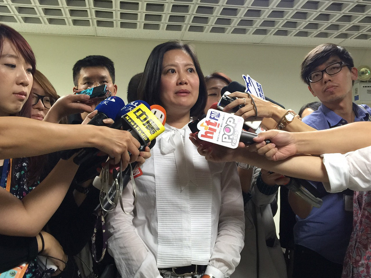 台北市長柯文哲10日下午前往台北市議會拜會民進黨議會黨團，民進黨團總召吳思瑤會後表示，今天花了非常多的時間，和柯文哲討論北市府明年編了史上最高的二備金。圖：劉奕霆/攝