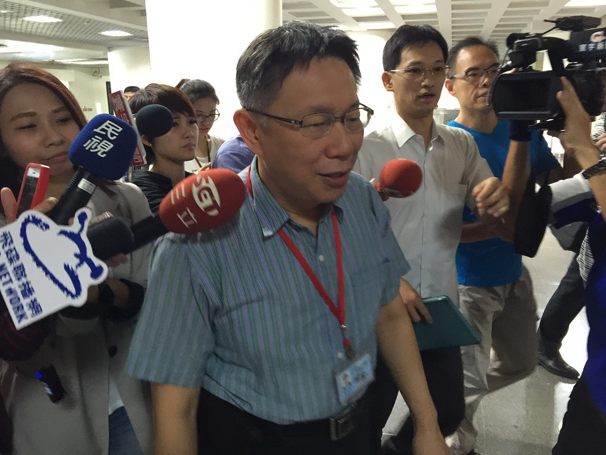 台北市長柯文哲10日下午前往台北市議會拜會民進黨議會黨團。圖：劉奕霆/攝