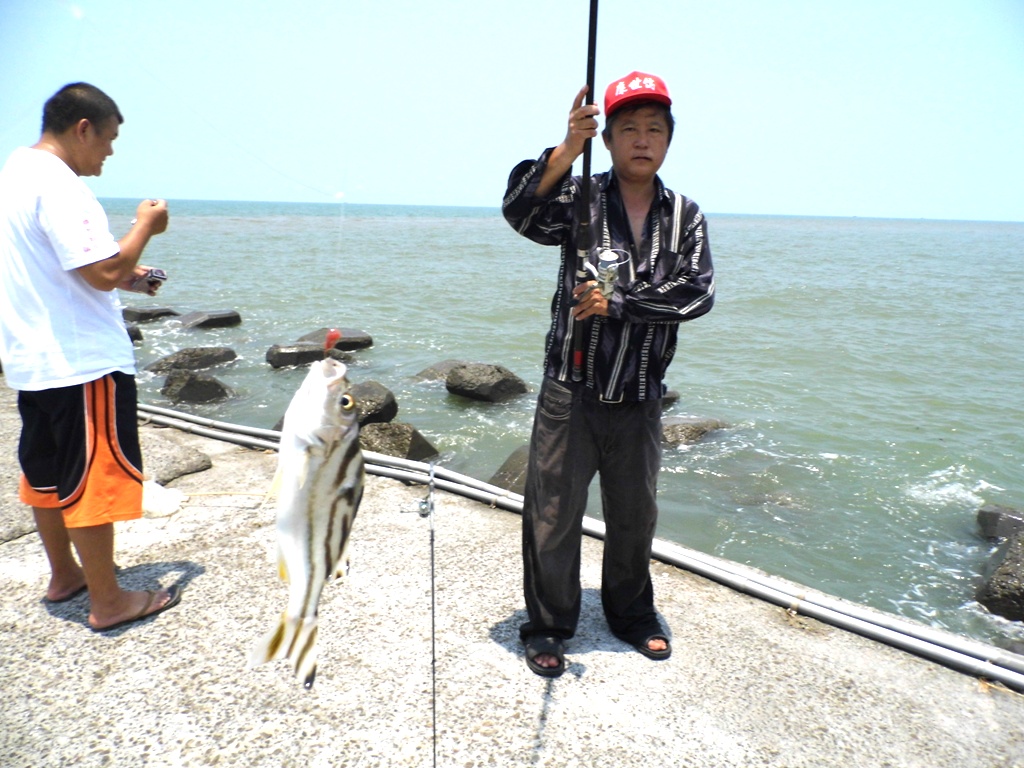 崎頂海邊，常常有釣客在海堤上釣魚。圖4:陳權欣/攝