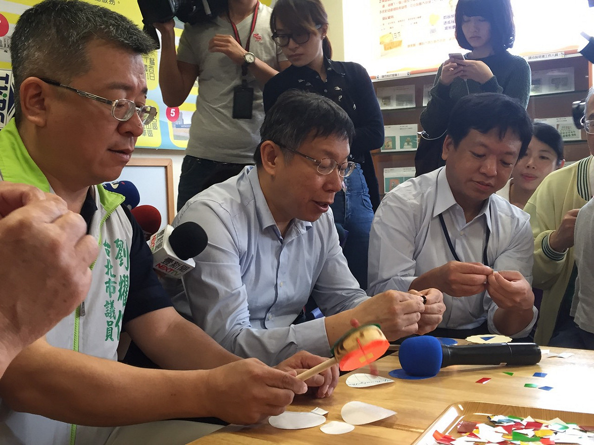 台北市長柯文哲21日上午前往萬華親子館出席活動，和小朋友、長者一同彩繪波浪鼓。圖：劉奕霆/攝