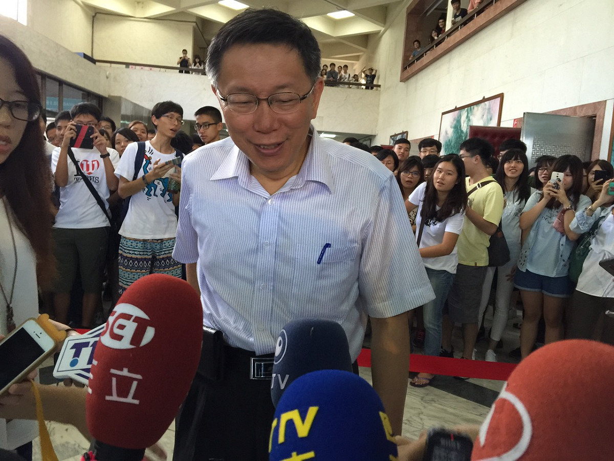 台北市長柯文哲14日下午前往交通大學以「生死的智慧」為題進行演講後受訪。圖：劉奕霆/攝