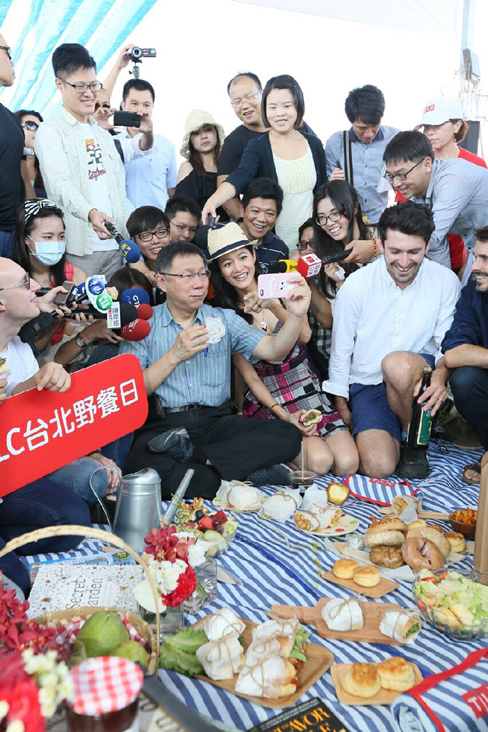主持人本來希望讓Janet餵柯文哲吃東西，但柯則自己大吃，明顯表示拒絕餵食。圖：台北市政府提供