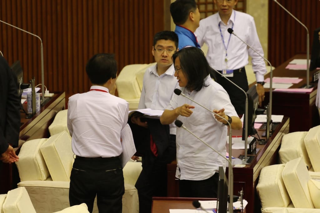 國民黨台北市議員徐弘庭質詢時，和副市長林欽榮因為公共住宅政策用地互起口角，會後休息時，林欽榮和都發局長林洲民和徐弘庭3人相互寒暄。圖：劉奕霆/攝
