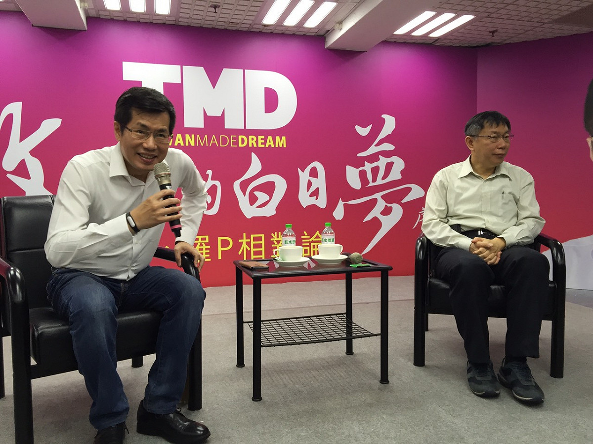 台北市長柯文哲29日上午在新北市和民進黨新北市黨部主委羅致政進行座談會。圖：劉奕霆/攝