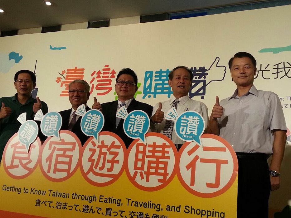 交通部觀光局12日在臺北101觀景臺舉辦「臺灣遊購讚‧觀光我最行」活動推廣記者會，屏東縣長曹啟鴻（右二）、觀光局副局長劉喜臨（中）、知名作家劉克襄（左一）、101執行長魏應交（左二）為活動開幕。圖：屏東縣政府提供