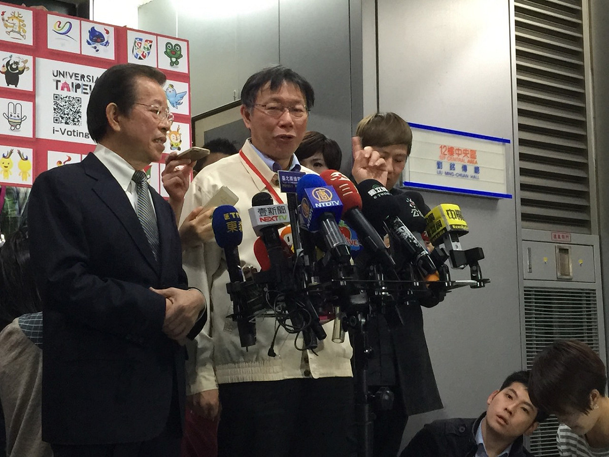 台北市長柯文哲今(14)日邀請前行政院長謝長廷至「2017臺北世界大學運動會」執委會會議進行專題演講。圖：劉奕霆/攝