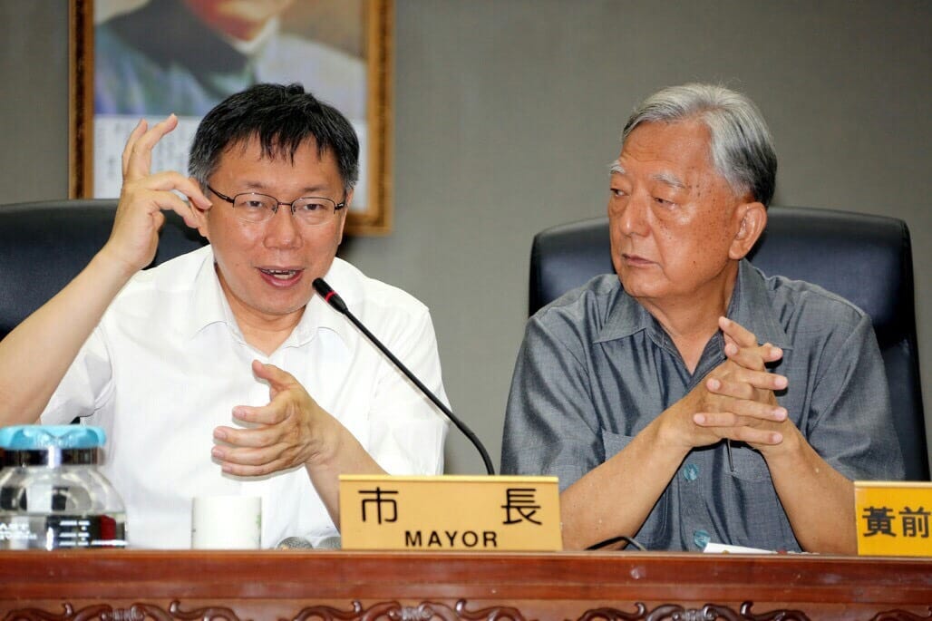 前台北市長黃大洲（左）遭媒體踢爆收威京集團200萬元。 圖：台北市政府提供（資料照）