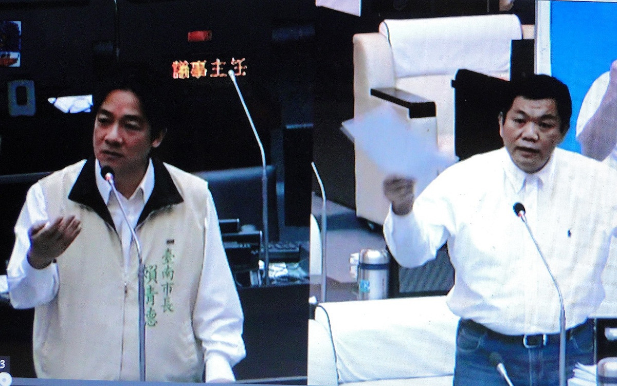 國民黨市議員盧崑福（右）在市政總質詢中與台南市長賴清德（左）針對台獨議題展開激辯。圖：翻攝自台南市議會轉播畫面