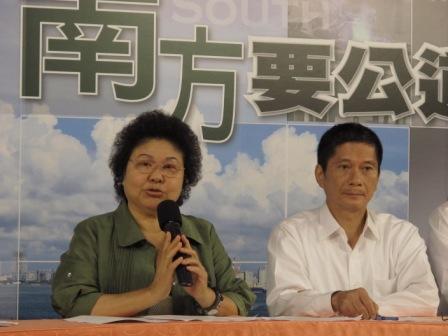 高雄市長陳菊(左)今呼籲朝野共同完成「財政收支劃分法」修法，讓南北均衡發展、財政劃分公平。圖片來源:胡宏志攝