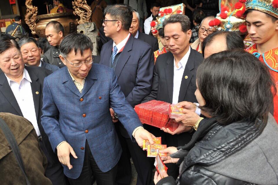 台北市長柯文哲今（23）天上午到松山霞海城隍廟，許多熱情民眾排隊領紅包。圖：台北市政府提供