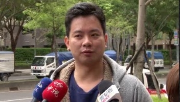 悠遊卡公司董事長一職昨晚傳出將由台北市長柯文哲競選期間的網路部主任戴季全出任；戴季全今(7)日上午受訪時被問到擔不擔心被貼上酬庸標籤？戴季全說「大家覺得我可以給他(指柯文哲)什麼？」。圖：劉奕霆/攝