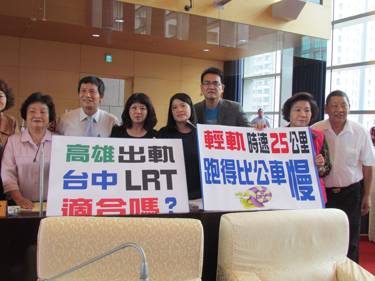 台中市部分議員批評輕軌捷運（LRT）時速25公里，跑得比公車還慢，質疑花上千億元投資是否有效益。圖：王大方/攝