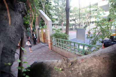 30上午民眾在嫌犯翻入校園的後門圍牆附近關心情況。圖：中央社