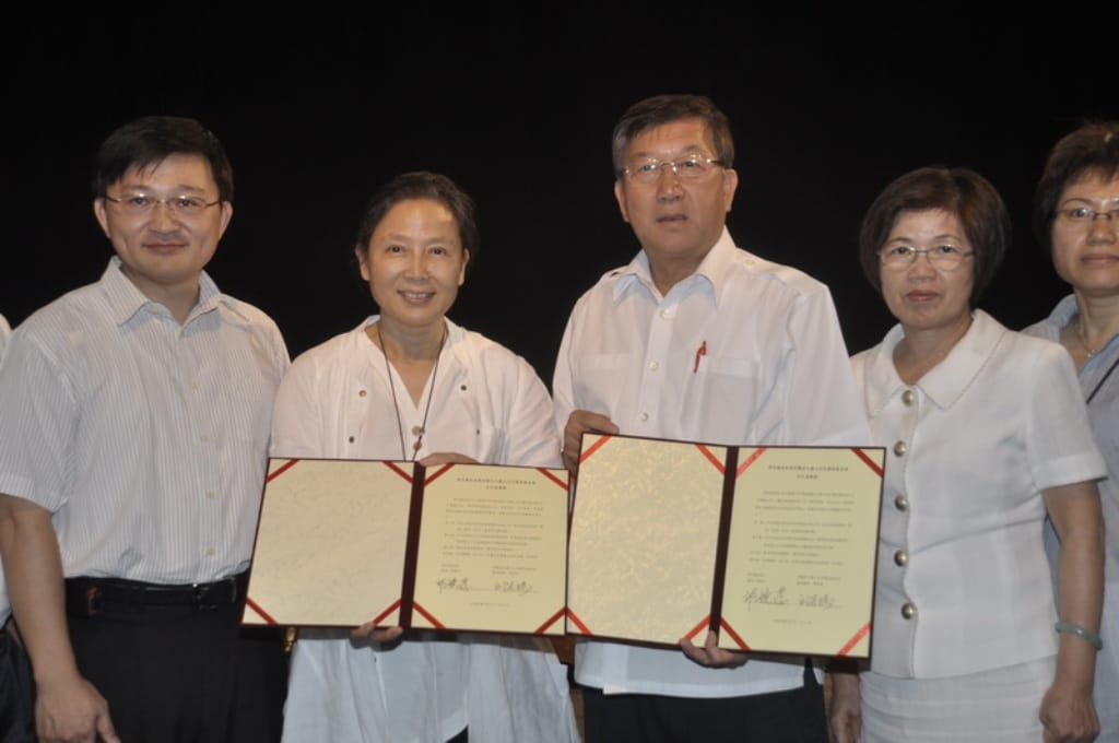 新竹縣長邱鏡淳（左3）日前與優人神鼓藝總監劉若瑀（左2）簽下合作意願書。照片：新竹縣政府提供