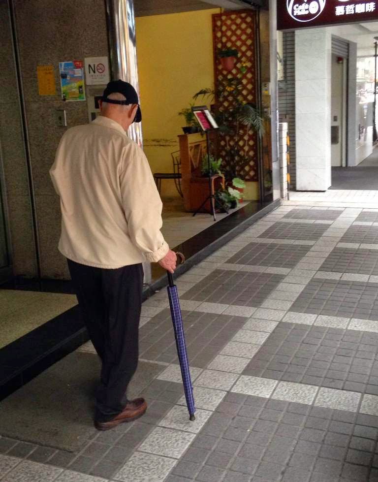 台北市政府15日上午通過修正「台北市老人全民健康保險保險費自付額補助辦法」，自2016年1月1日起，補助對象將從原本的65歲以上老人修改為年滿70歲以上老人領取。圖：新頭殼資料照片