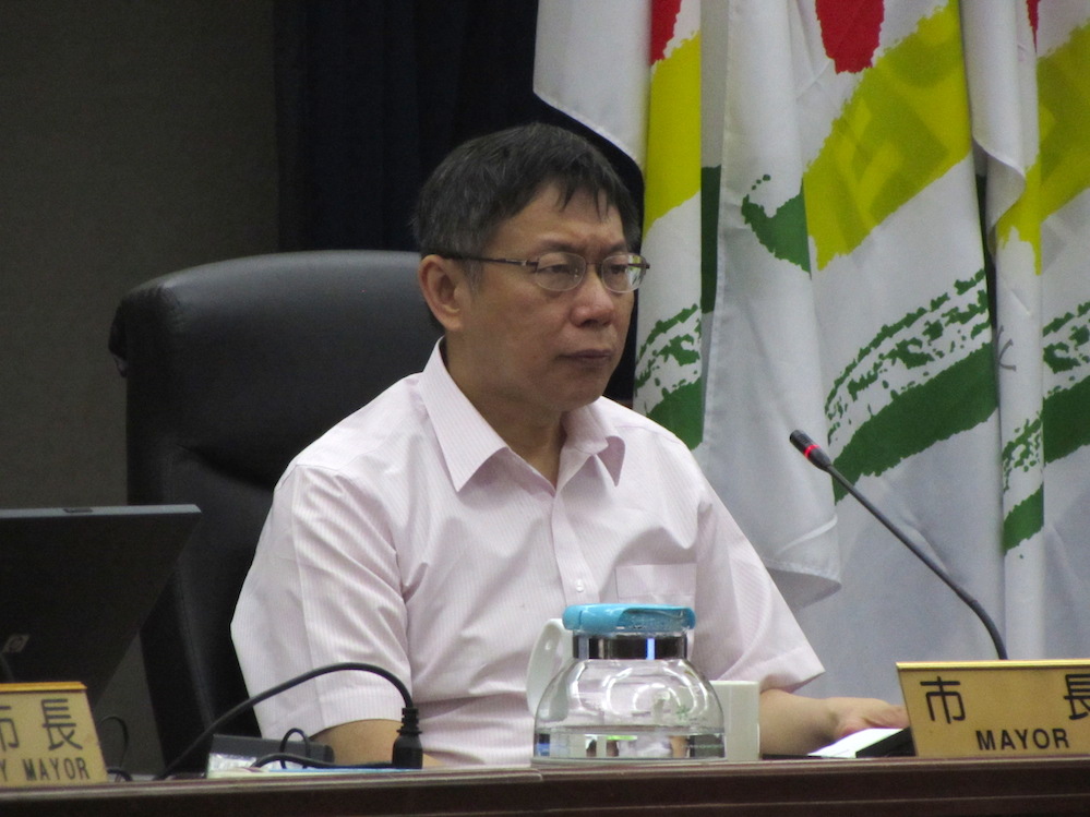 有關北市計程車10月將開放悠遊卡消費一事，台北市長柯文哲29日在市府交通會報中表示，應要求悠遊卡公司負擔刷卡機費用。圖：邱珮文/攝